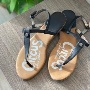 NEVER WORN BLACK THONG SANDALS